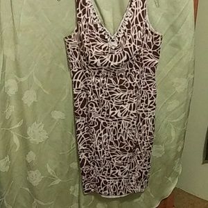 Sleeveless vneck dress
